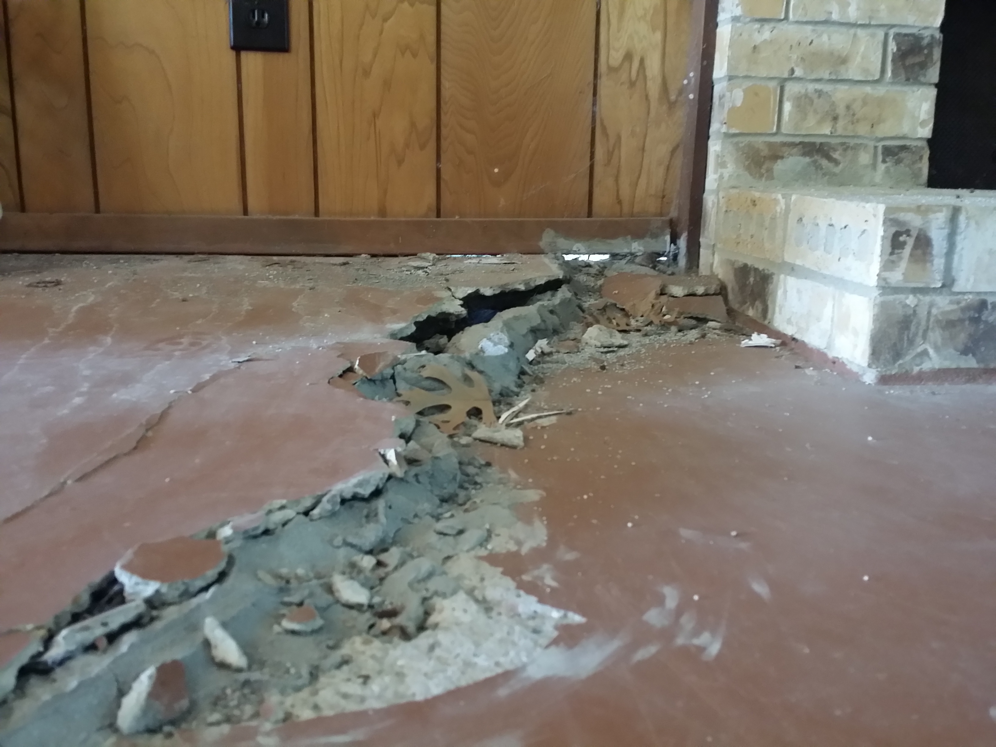 Biggest Foundation Crack we've ever seen_20150813_083504 Dallas